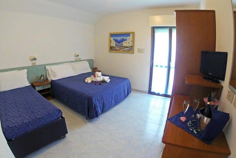 Laura (Чезенатико)