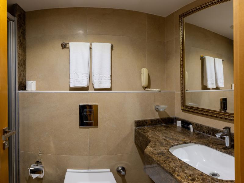 Crestium Prime Square Hotel