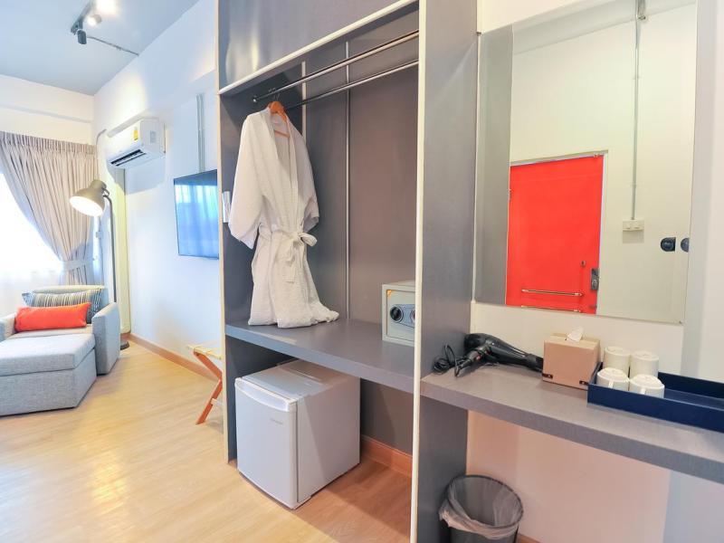 7 Days Premium Hotel