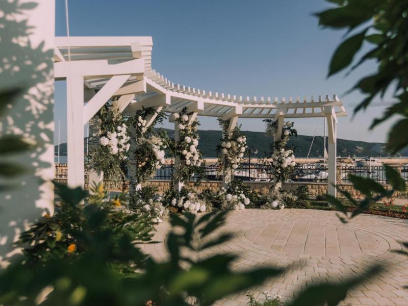 Lazure Hotel & Marina