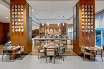 Отель Crowne Plaza Muscat OCEC Оман, Маскат, фото 32