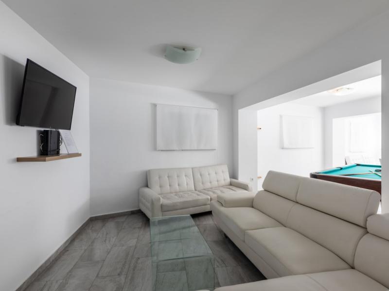 White Olive Premium Laganas