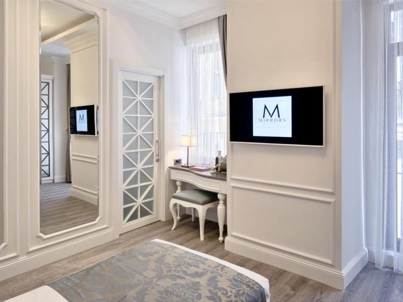 Mirrors Hotel