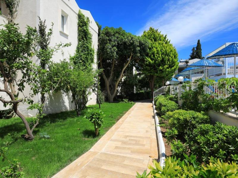 Summer Garden Suites & Beach Hotel