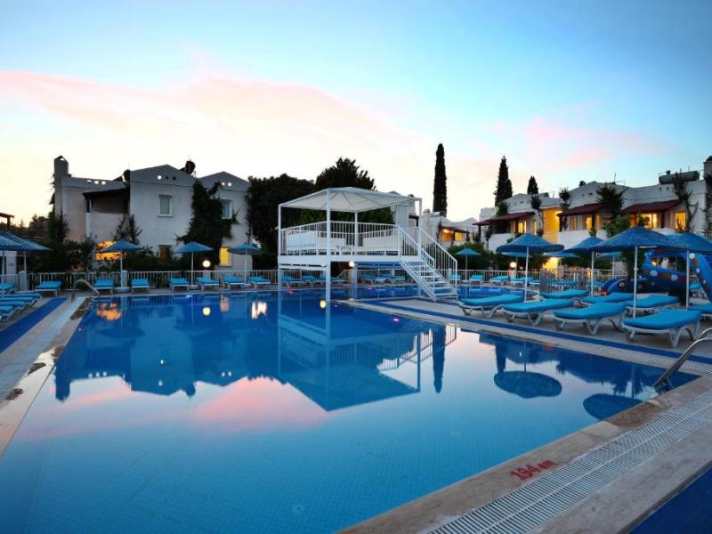 Summer Garden Suites & Beach Hotel