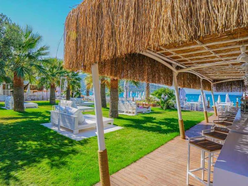 Moyo Luxury Boutique Hotel & Beach