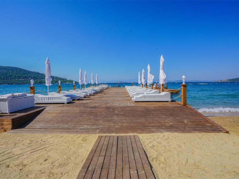 Moyo Luxury Boutique Hotel & Beach