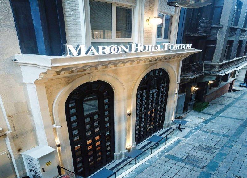 Maroon Hotel Tomtom