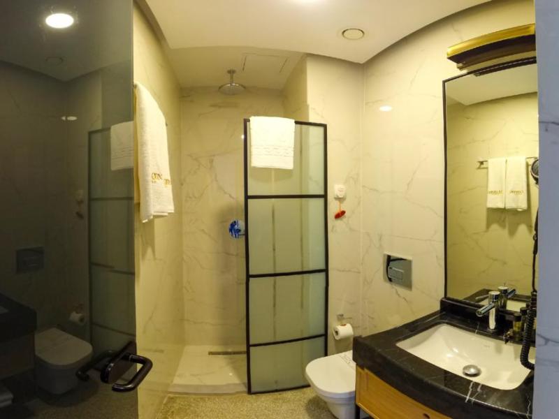 Maroon Hotel Tomtom