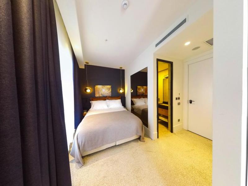 Maroon Hotel Tomtom