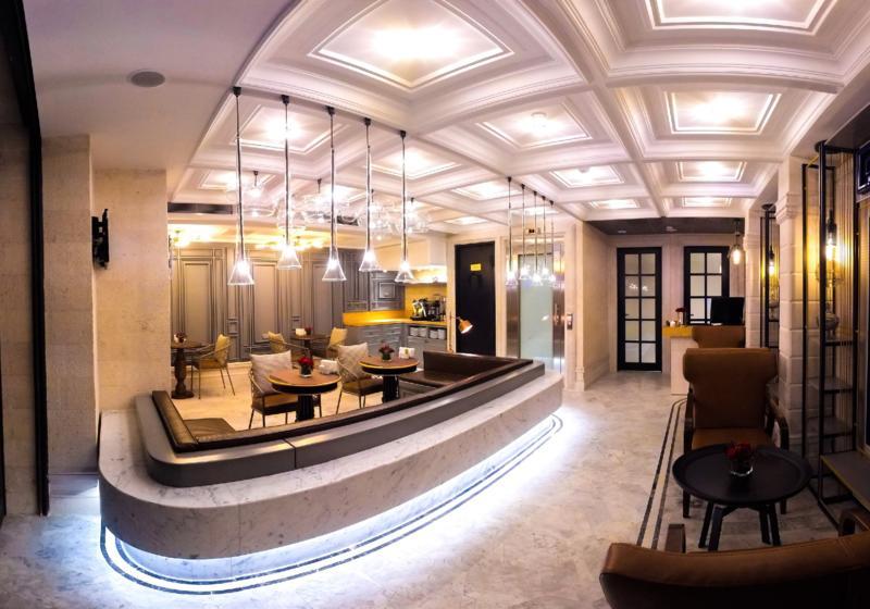 Maroon Hotel Tomtom