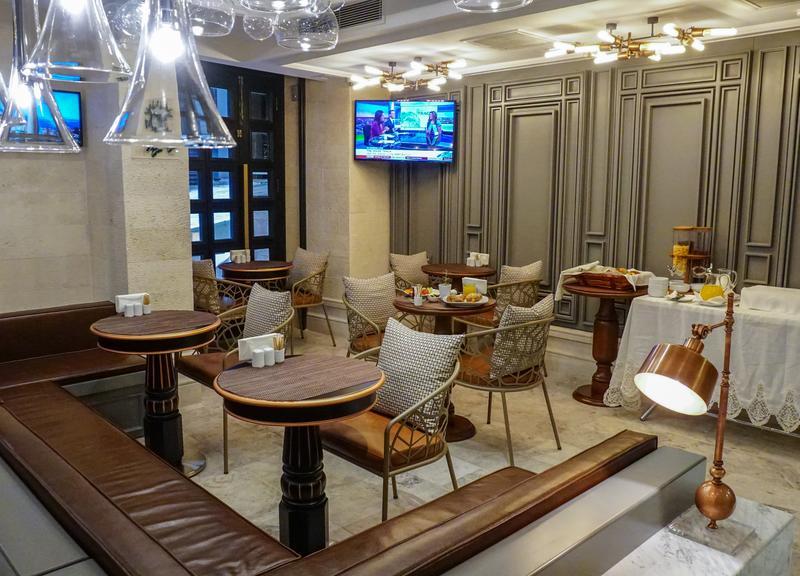 Maroon Hotel Tomtom