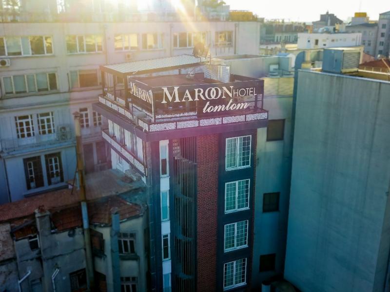 Maroon Hotel Tomtom