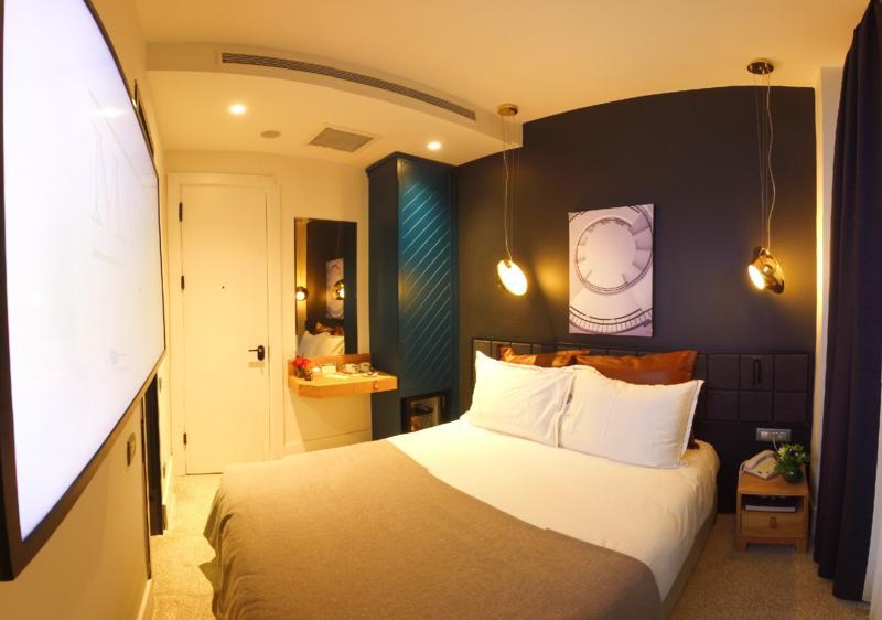 Maroon Hotel Tomtom