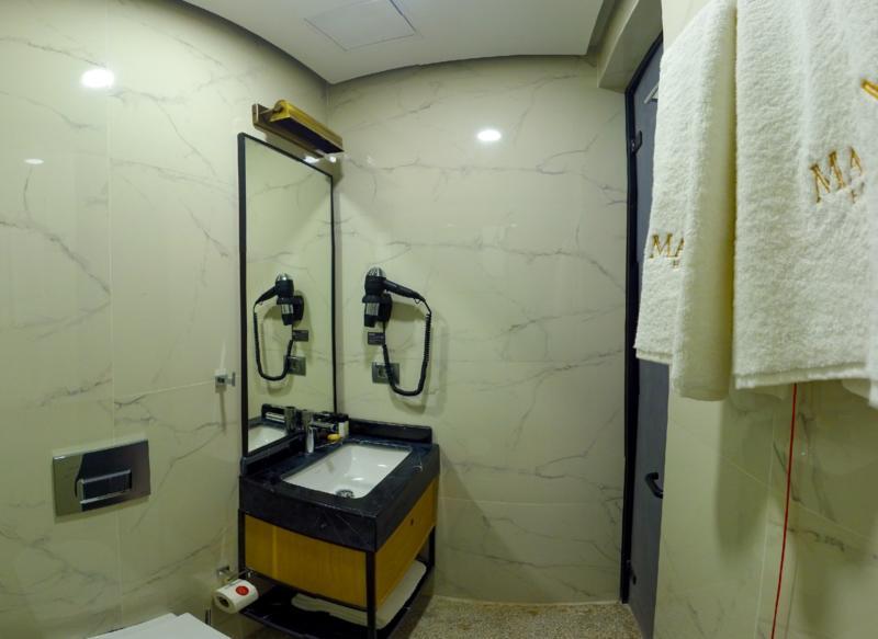Maroon Hotel Tomtom