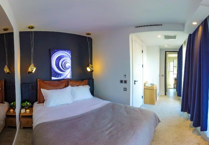 Maroon Hotel Tomtom