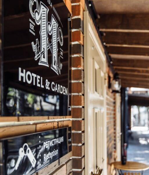 11 Hotel & Garden