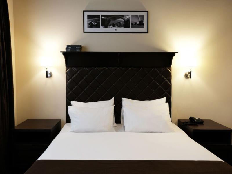 11 Hotel & Garden