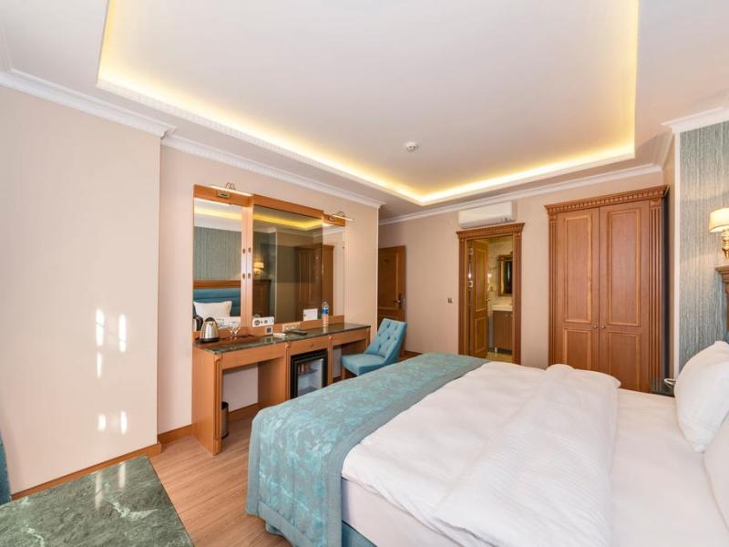 Magnaura House Hotel