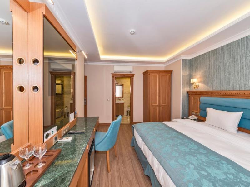 Magnaura House Hotel