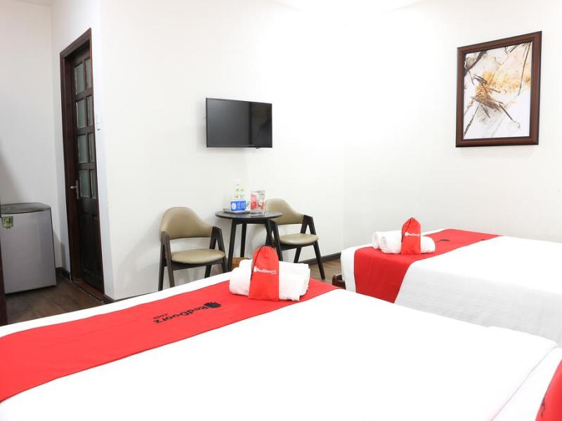 RedDoorz Premium near Bai Sau