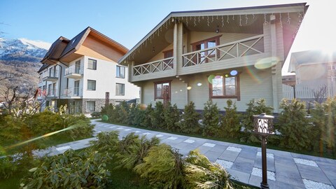 Hills Polyana Hotel