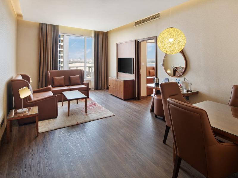 Radisson Blu Hotel, Dubai Canal View