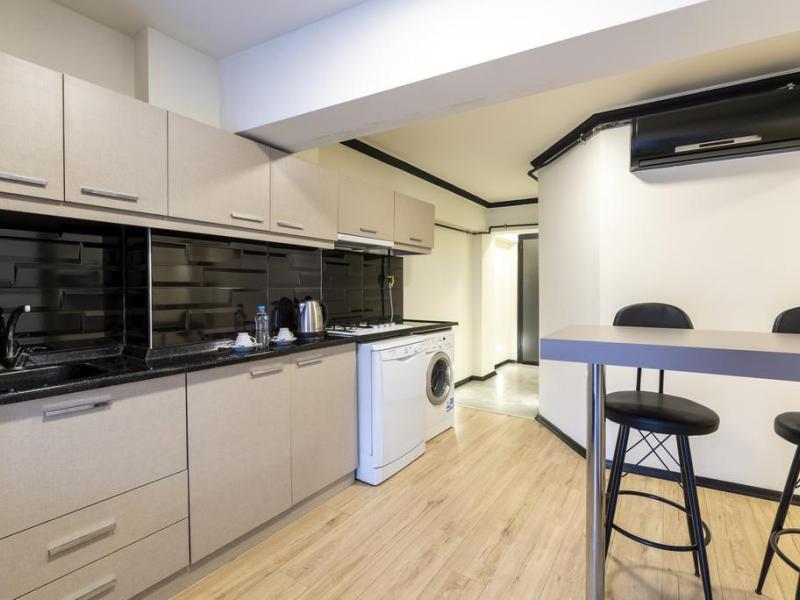 Global Suites Hotel