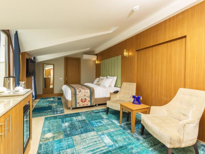 Obelisk Hotel & Suites