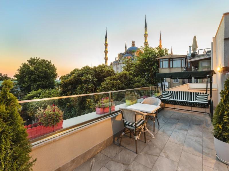 Obelisk Hotel & Suites