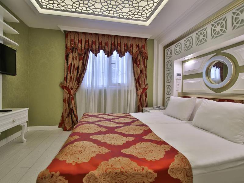 Queens Land Hotel