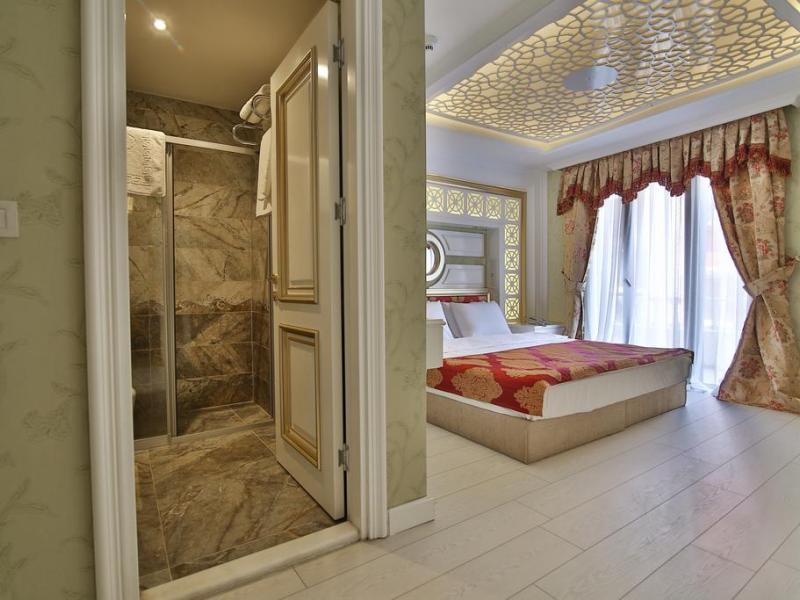 Queens Land Hotel