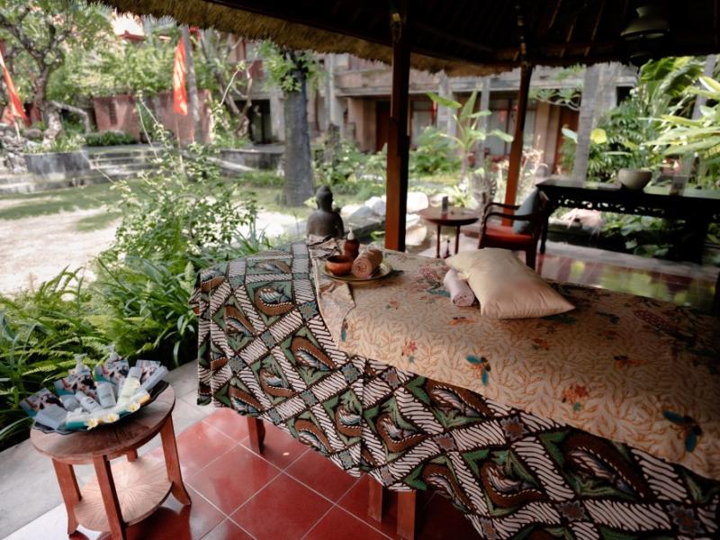 Fourteen Roses Legian