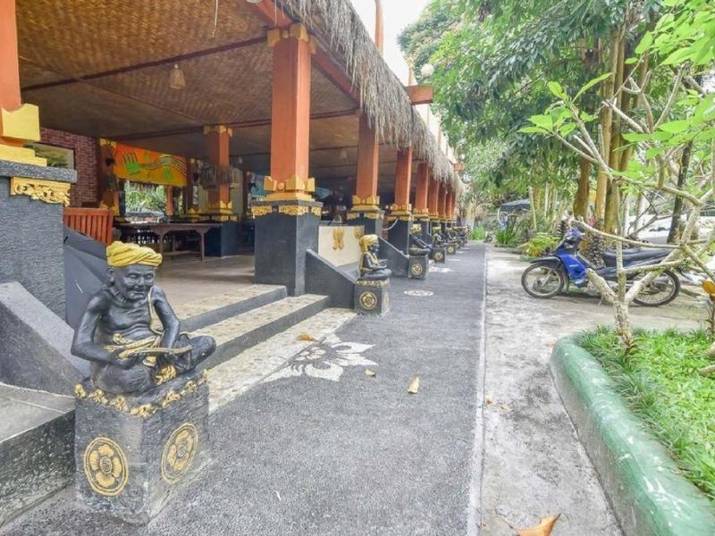RedDoorz Plus near Tirta Empul Temple Ubud