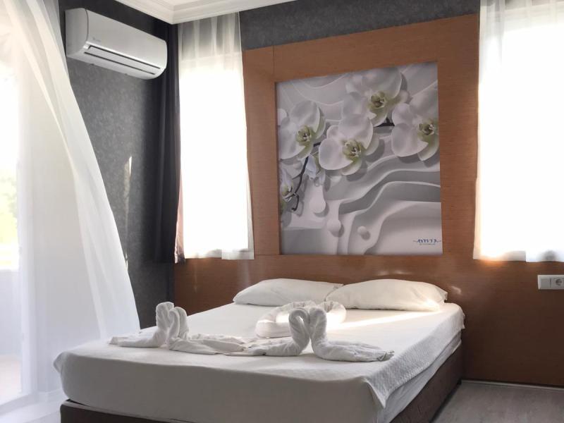 Anita Kemer Noch Hotel