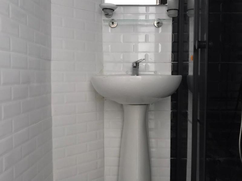 Anita Kemer Noch Hotel