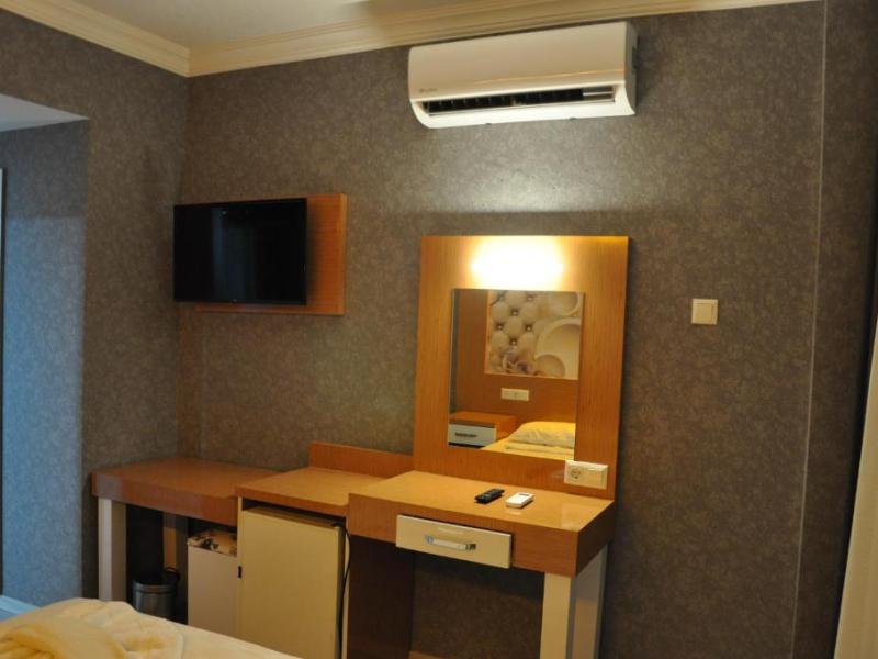 Anita Kemer Noch Hotel