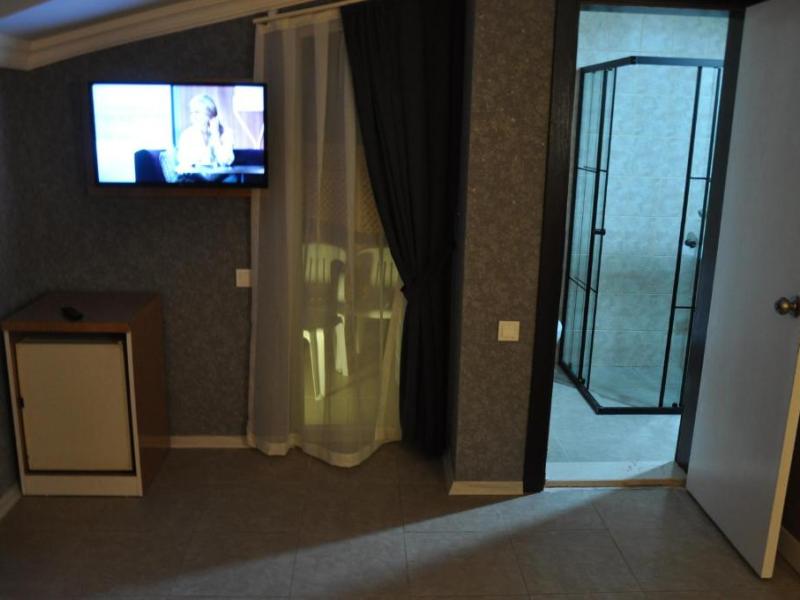 Anita Kemer Noch Hotel