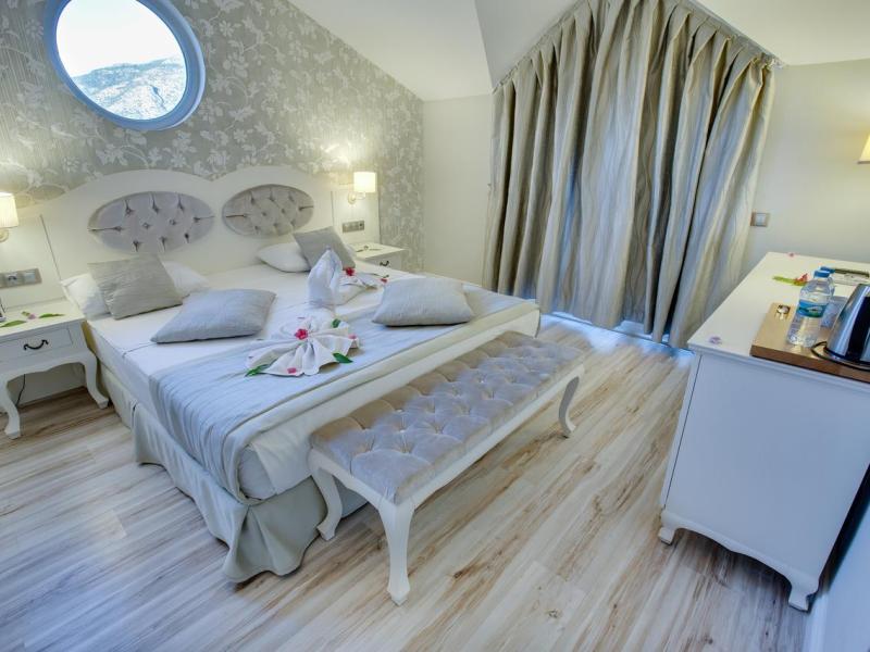 Pinehill Hotel & Suites