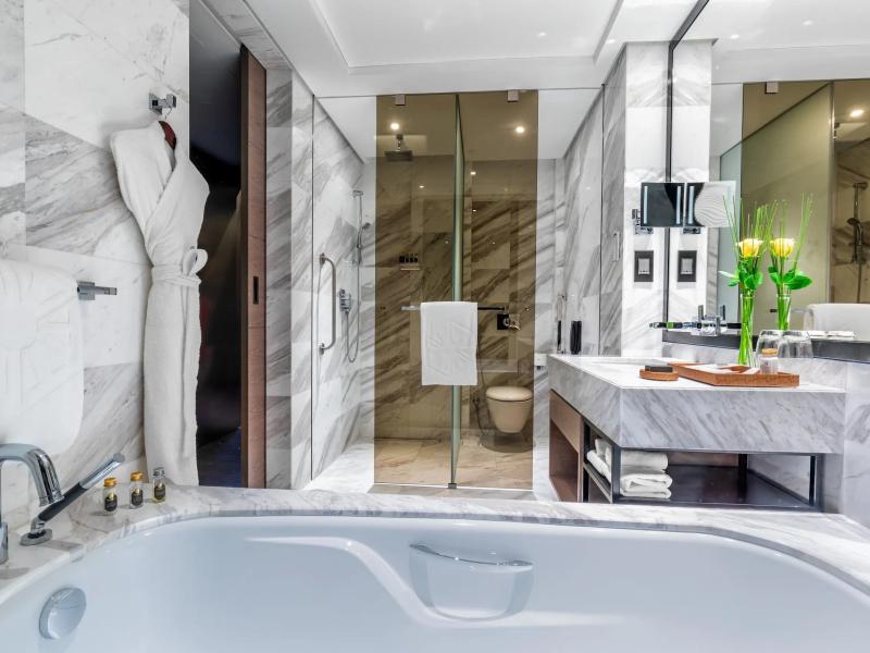 Taj Jumeirah Lakes Towers Hotel