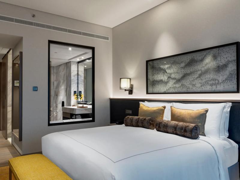 Taj Jumeirah Lakes Towers Hotel