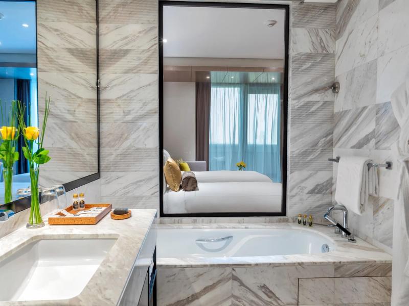 Taj Jumeirah Lakes Towers Hotel