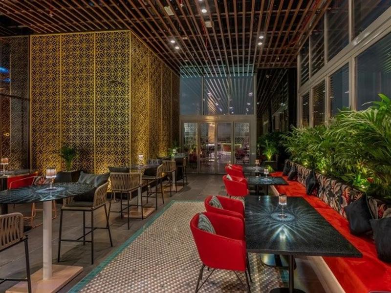 Taj Jumeirah Lakes Towers Hotel