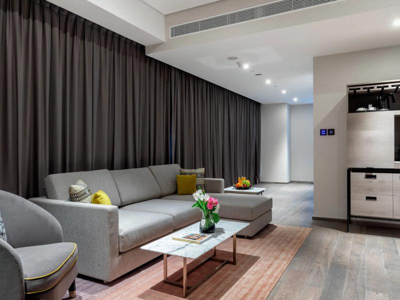 Taj Jumeirah Lakes Towers Hotel