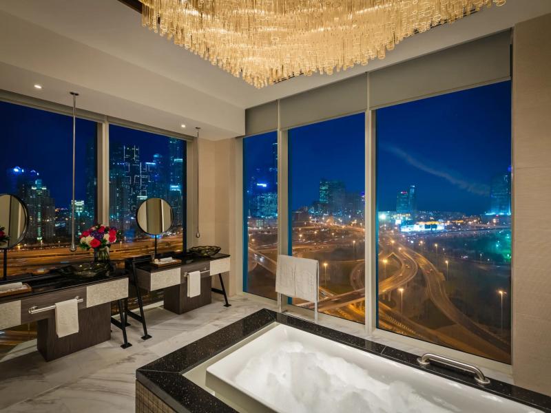 Taj Jumeirah Lakes Towers Hotel