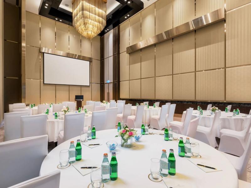 Taj Jumeirah Lakes Towers Hotel