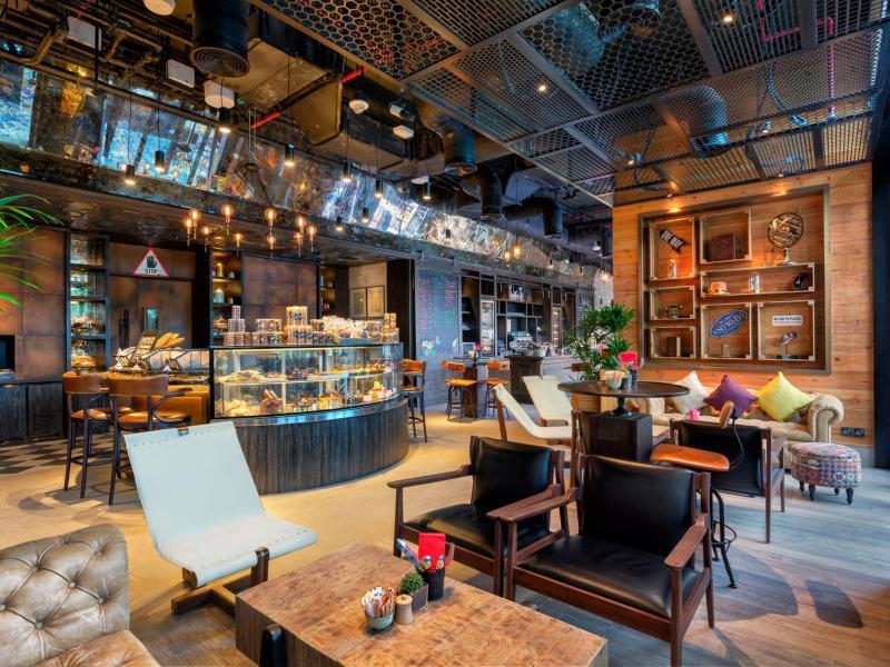 Taj Jumeirah Lakes Towers Hotel