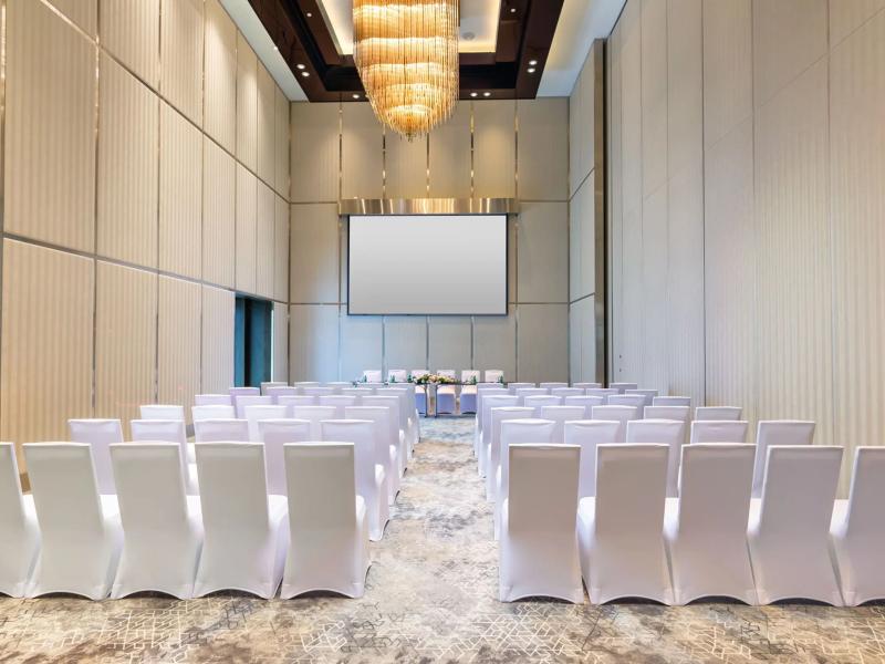 Taj Jumeirah Lakes Towers Hotel