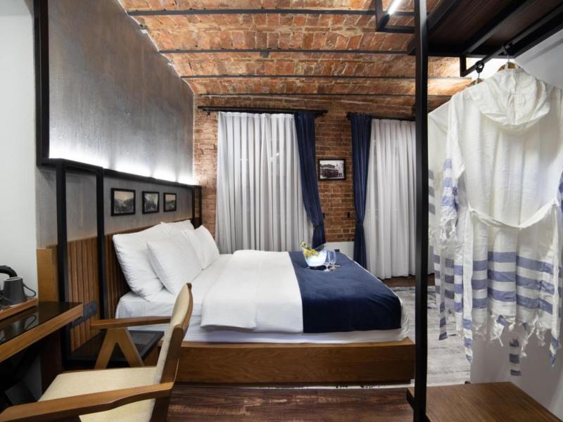 DeCamondo Galata - House Building - , A Tribute Portfolio