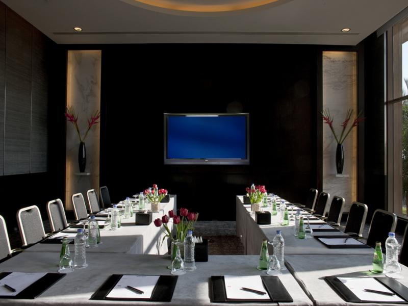 Dusit Thani LakeView Cairo